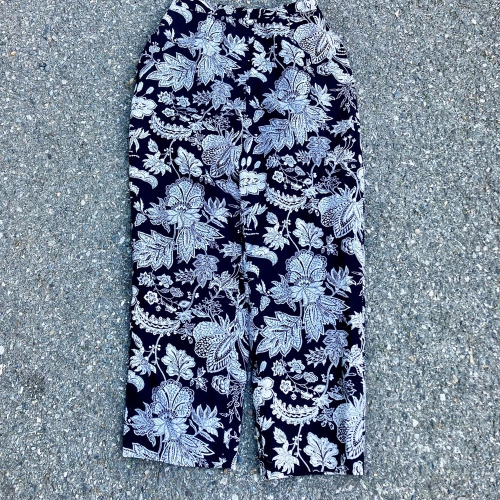 TALBOT’S FLORAL PAISLEY CAPRIS 8P BLACK & WHITE PANTS